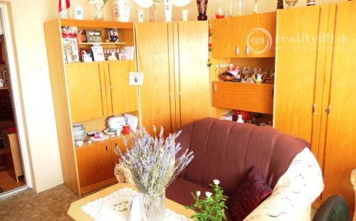 MAĎARSKO - HIDASNÉMETI -  KVALITNÝ 4 IZBOVÝ PODPIVNIČENÝ RODINNÝ DOM, GARÁŽ, ZÁHRADA