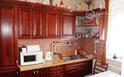 MAĎARSKO - HIDASNÉMETI -  KVALITNÝ 4 IZBOVÝ PODPIVNIČENÝ RODINNÝ DOM, GARÁŽ, ZÁHRADA