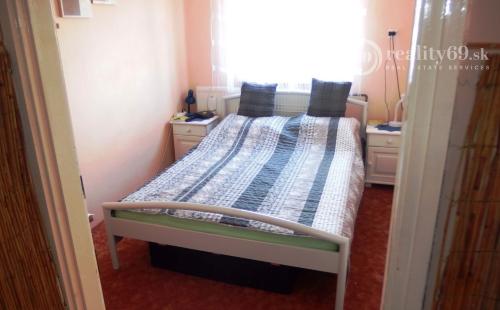 MAĎARSKO - HIDASNÉMETI -  KVALITNÝ 4 IZBOVÝ PODPIVNIČENÝ RODINNÝ DOM, GARÁŽ, ZÁHRADA