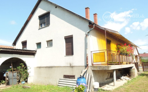 MAĎARSKO - HIDASNÉMETI -  5  IZBOVÝ PODPIVNIČENÝ RODINNÝ DOM, GARÁŽ, ZÁHRADA_Znížená cena