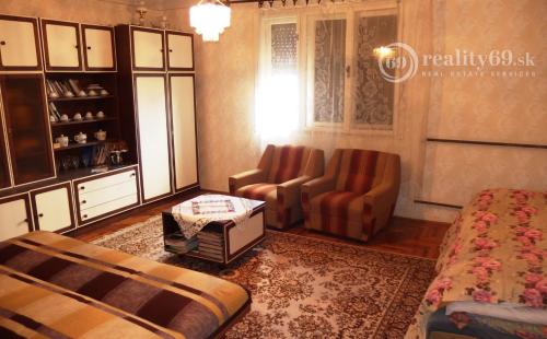 MAĎARSKO - HIDASNÉMETI -  5  IZBOVÝ PODPIVNIČENÝ RODINNÝ DOM, GARÁŽ, ZÁHRADA_Znížená cena