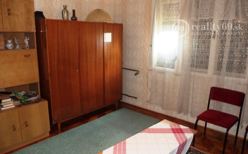 MAĎARSKO - HIDASNÉMETI -  5  IZBOVÝ PODPIVNIČENÝ RODINNÝ DOM, GARÁŽ, ZÁHRADA_Znížená cena