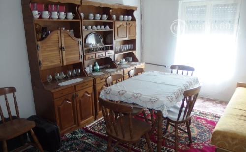 MAĎARSKO - HIDASNÉMETI -  5  IZBOVÝ PODPIVNIČENÝ RODINNÝ DOM, GARÁŽ, ZÁHRADA_Znížená cena