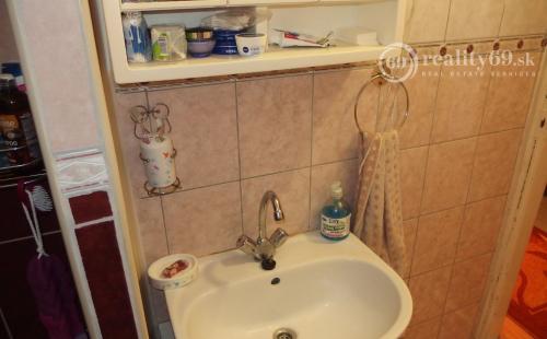 MAĎARSKO - HIDASNÉMETI -  KVALITNÝ 4 IZBOVÝ PODPIVNIČENÝ RODINNÝ DOM, GARÁŽ, ZÁHRADA