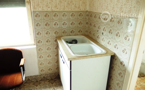 MAĎARSKO - HIDASNÉMETI -  5  IZBOVÝ PODPIVNIČENÝ RODINNÝ DOM, GARÁŽ, ZÁHRADA_Znížená cena