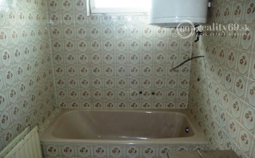 MAĎARSKO - HIDASNÉMETI -  5  IZBOVÝ PODPIVNIČENÝ RODINNÝ DOM, GARÁŽ, ZÁHRADA_Znížená cena