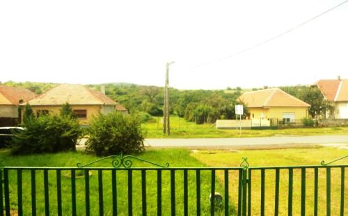 MAĎARSKO - ABAÚJSZÁNTÓ  STAVEBNÝ POZEMOK 1.108 M2 S IS  V LONE TOKAJSKEJ PRÍRODY.