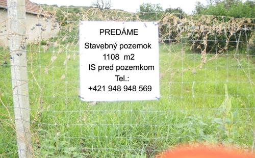 MAĎARSKO - ABAÚJSZÁNTÓ  STAVEBNÝ POZEMOK 1.108 M2 S IS  V LONE TOKAJSKEJ PRÍRODY.