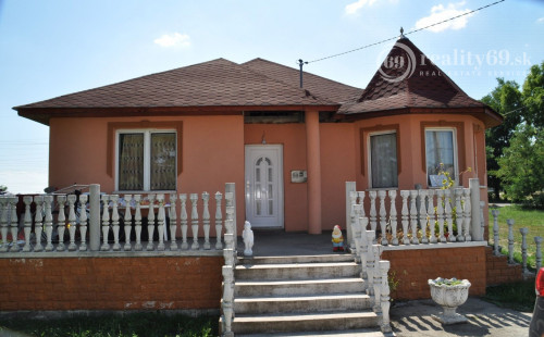 MAĎARSKO - ENCS PEKNÝ 3 IZBOVÝ DOM NA VEĽKOM POZEMKU..