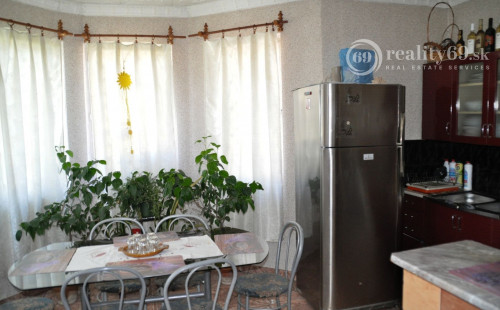 MAĎARSKO - ENCS PEKNÝ 3 IZBOVÝ DOM NA VEĽKOM POZEMKU..