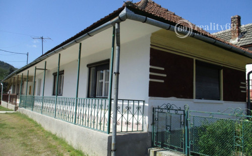 MAĎARSKO - HOLLÓHÁZA DVA DOMY NA JEDNOM POZEMKU SO 6 IZBAMI.