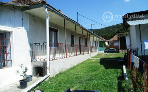 MAĎARSKO - HOLLÓHÁZA DVA DOMY NA JEDNOM POZEMKU SO 6 IZBAMI.