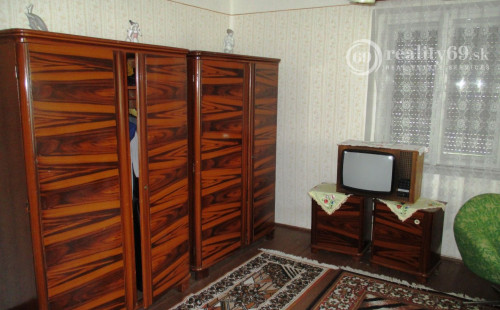 MAĎARSKO - HOLLÓHÁZA DVA DOMY NA JEDNOM POZEMKU SO 6 IZBAMI.