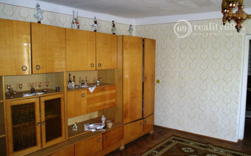 MAĎARSKO - HOLLÓHÁZA DVA DOMY NA JEDNOM POZEMKU SO 6 IZBAMI.