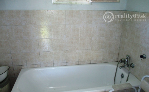 MAĎARSKO - HOLLÓHÁZA DVA DOMY NA JEDNOM POZEMKU SO 6 IZBAMI.