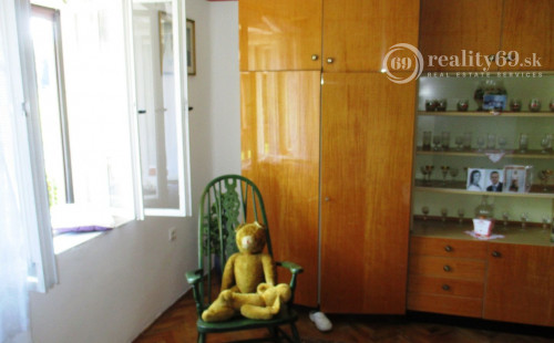 MAĎARSKO - HOLLÓHÁZA DVA DOMY NA JEDNOM POZEMKU SO 6 IZBAMI.