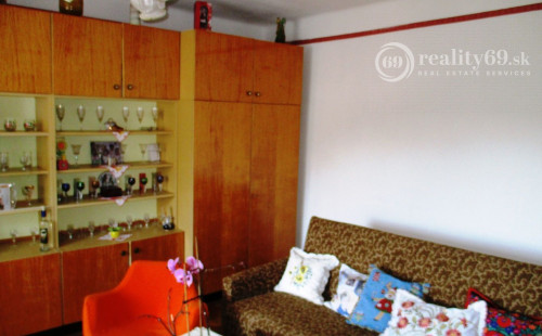 MAĎARSKO - HOLLÓHÁZA DVA DOMY NA JEDNOM POZEMKU SO 6 IZBAMI.