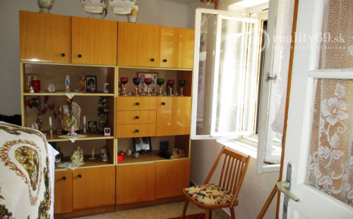 MAĎARSKO - HOLLÓHÁZA DVA DOMY NA JEDNOM POZEMKU SO 6 IZBAMI.