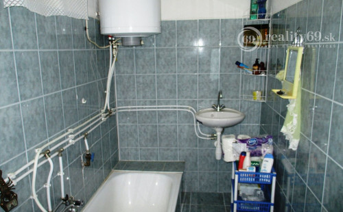 MAĎARSKO - HOLLÓHÁZA DVA DOMY NA JEDNOM POZEMKU SO 6 IZBAMI.