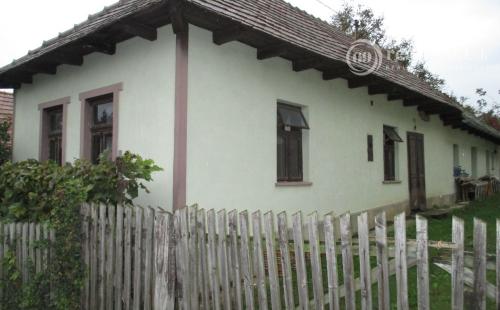 MAĎARSKO - GONC 2 IZBOVÝ ZACHOVALÝ RD V STREDE PRIESTRANNÉHO POZEMKU 1180 M2