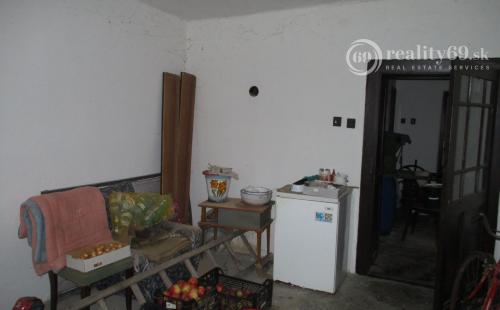 MAĎARSKO - GONC 2 IZBOVÝ ZACHOVALÝ RD V STREDE PRIESTRANNÉHO POZEMKU 1180 M2