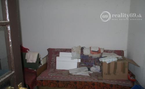 MAĎARSKO - GONC 2 IZBOVÝ ZACHOVALÝ RD V STREDE PRIESTRANNÉHO POZEMKU 1180 M2