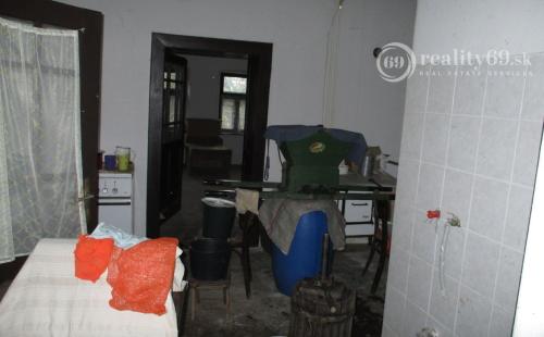 MAĎARSKO - GONC 2 IZBOVÝ ZACHOVALÝ RD V STREDE PRIESTRANNÉHO POZEMKU 1180 M2