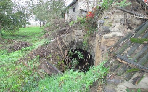 MAĎARSKO - GONC 2 IZBOVÝ ZACHOVALÝ RD V STREDE PRIESTRANNÉHO POZEMKU 1180 M2