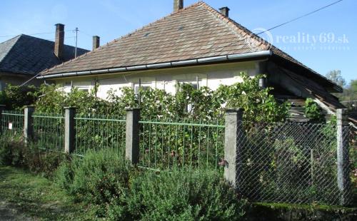 MAĎARSKO - GONC 2 IZBOVÝ RD V POVODNOM STAVE S MENŠÍM SLNEČNÝM POZEMKOM.