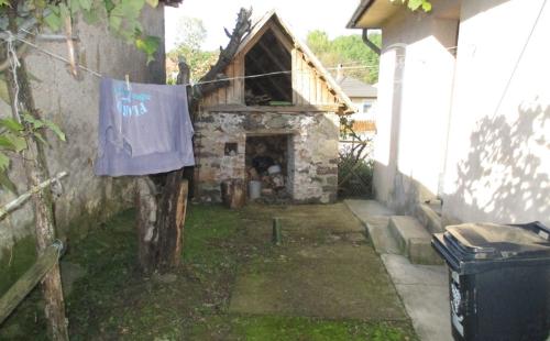 MAĎARSKO - GONC 2 IZBOVÝ RD V POVODNOM STAVE S MENŠÍM SLNEČNÝM POZEMKOM.