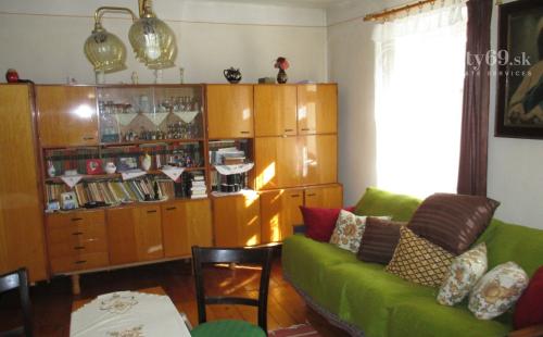 MAĎARSKO - GONC 2 IZBOVÝ RD V POVODNOM STAVE S MENŠÍM SLNEČNÝM POZEMKOM.