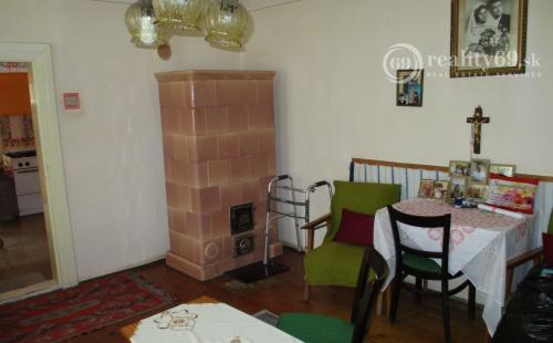 MAĎARSKO - GONC 2 IZBOVÝ RD V POVODNOM STAVE S MENŠÍM SLNEČNÝM POZEMKOM.