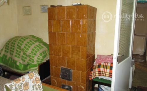 MAĎARSKO - GONC 2 IZBOVÝ RD V POVODNOM STAVE S MENŠÍM SLNEČNÝM POZEMKOM.