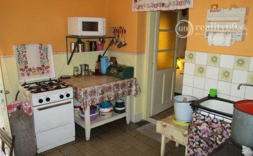 MAĎARSKO - GONC 2 IZBOVÝ RD V POVODNOM STAVE S MENŠÍM SLNEČNÝM POZEMKOM.