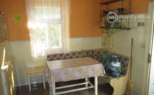 MAĎARSKO - GONC 2 IZBOVÝ RD V POVODNOM STAVE S MENŠÍM SLNEČNÝM POZEMKOM.