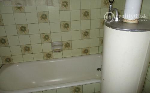 MAĎARSKO - GONC 2 IZBOVÝ RD V POVODNOM STAVE S MENŠÍM SLNEČNÝM POZEMKOM.