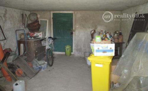 MAĎARSKO - GONC 2 IZBOVÝ RD V POVODNOM STAVE S MENŠÍM SLNEČNÝM POZEMKOM.