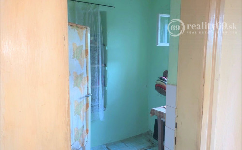 MAĎARSKO - KOMJÁTI 3 IZBOVÝ RODINNÝ DOM S VEĽKÝM DVOROM A ZÁHRADOU