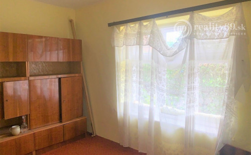 MAĎARSKO - KOMJÁTI 3 IZBOVÝ RODINNÝ DOM S VEĽKÝM DVOROM A ZÁHRADOU