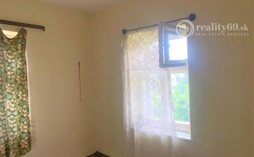 MAĎARSKO - KOMJÁTI 3 IZBOVÝ RODINNÝ DOM S VEĽKÝM DVOROM A ZÁHRADOU