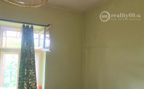 MAĎARSKO - KOMJÁTI 3 IZBOVÝ RODINNÝ DOM S VEĽKÝM DVOROM A ZÁHRADOU