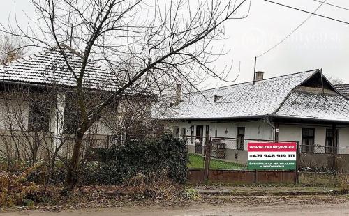 MAĎARSKO - ZA OBCOU BUZICA 2 PEKNÉ SEDLIACKE DOMY  NA JEDNOM NÁDVORÍ