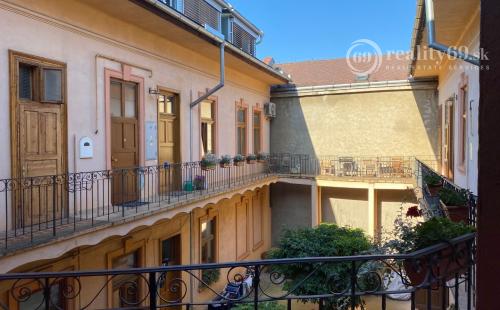 REZERVOVANÉ - CENTRUM MESTA TAJOVSKÉHO - 3 IZBOVÝ MODERNÝ BYT 89 M2.