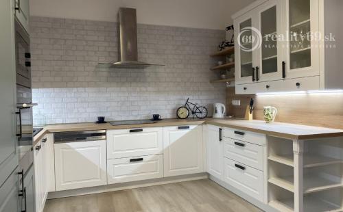 REZERVOVANÉ - CENTRUM MESTA TAJOVSKÉHO - 3 IZBOVÝ MODERNÝ BYT 89 M2.