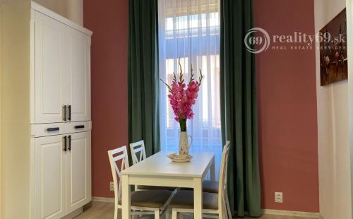 REZERVOVANÉ - CENTRUM MESTA TAJOVSKÉHO - 3 IZBOVÝ MODERNÝ BYT 89 M2.