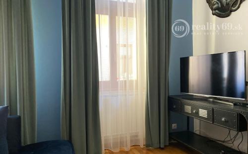 REZERVOVANÉ - CENTRUM MESTA TAJOVSKÉHO - 3 IZBOVÝ MODERNÝ BYT 89 M2.