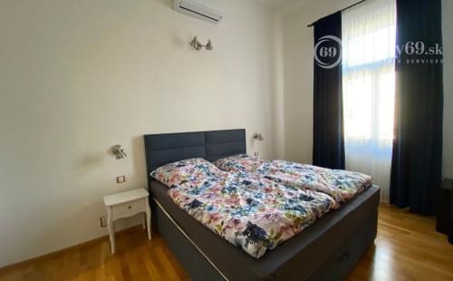 REZERVOVANÉ - CENTRUM MESTA TAJOVSKÉHO - 3 IZBOVÝ MODERNÝ BYT 89 M2.