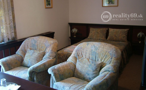 MAĎARSKO - GONC 13 IZBOVÝ OBYTNÝ OBJEKT NA BÝVANIE, PODNIKANIE