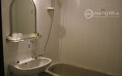 MAĎARSKO - GONC 13 IZBOVÝ OBYTNÝ OBJEKT NA BÝVANIE, PODNIKANIE