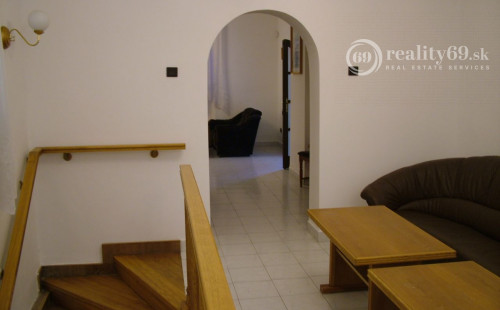 MAĎARSKO - GONC 13 IZBOVÝ OBYTNÝ OBJEKT NA BÝVANIE, PODNIKANIE